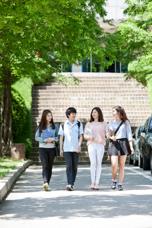 캠퍼스에서 친구들과