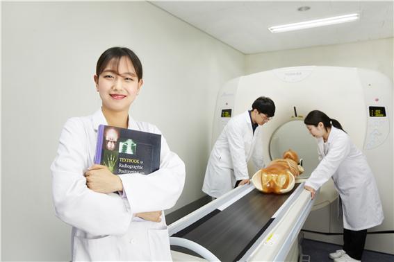 방사선과 재학생 및 졸업생 방사성동위원소 취급자 일반면허 합격자 기념 촬영