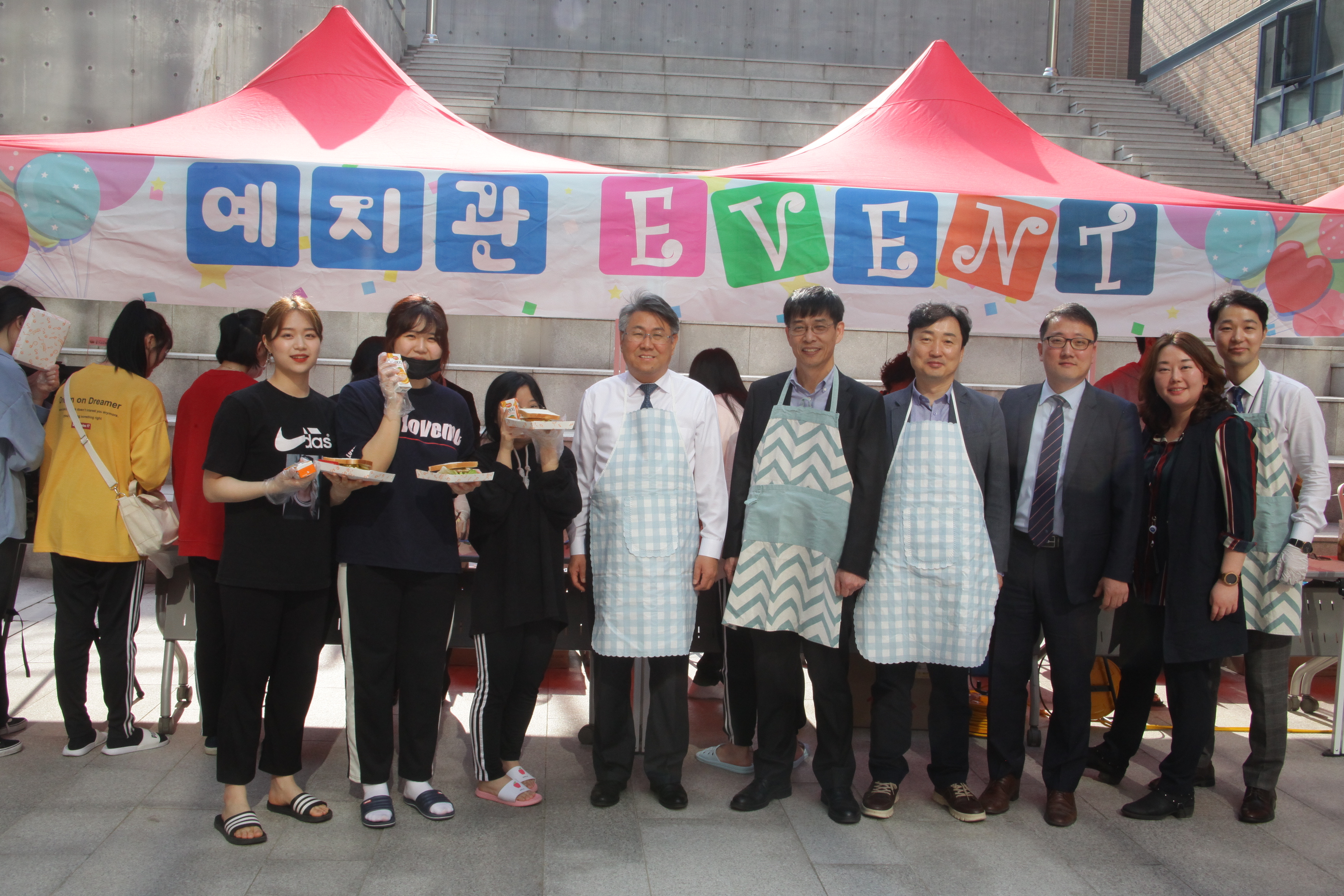기숙사생을 위한 중간고사 이벤트 기념 단체 촬영