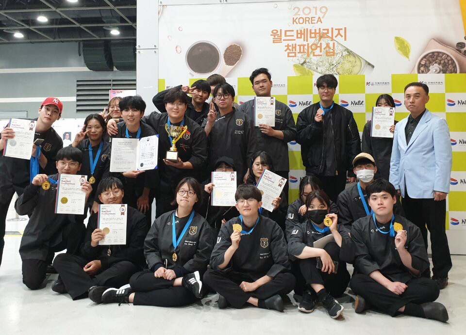 식품영양조리학부 ‘2019 KOREA 월드푸드 챔피언십’ 전원 수상 기념 단체 촬영1
