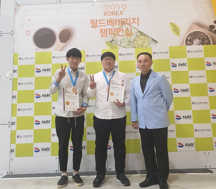 식품영양조리학부 ‘2019 KOREA 월드푸드 챔피언십’ 전원 수상 기념 단체 촬영2
