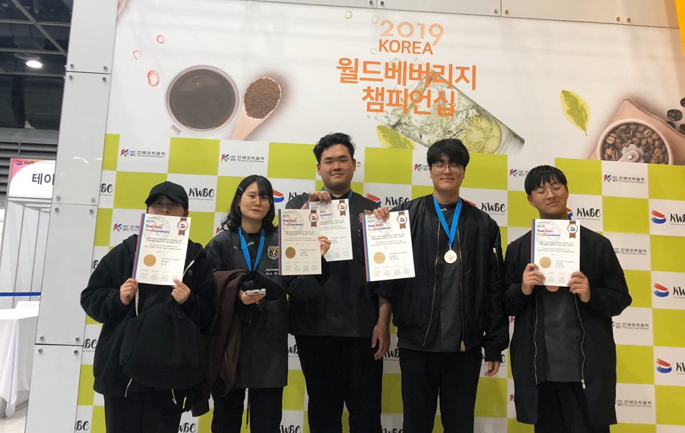 식품영양조리학부 ‘2019 KOREA 월드푸드 챔피언십’ 전원 수상 기념 단체 촬영3