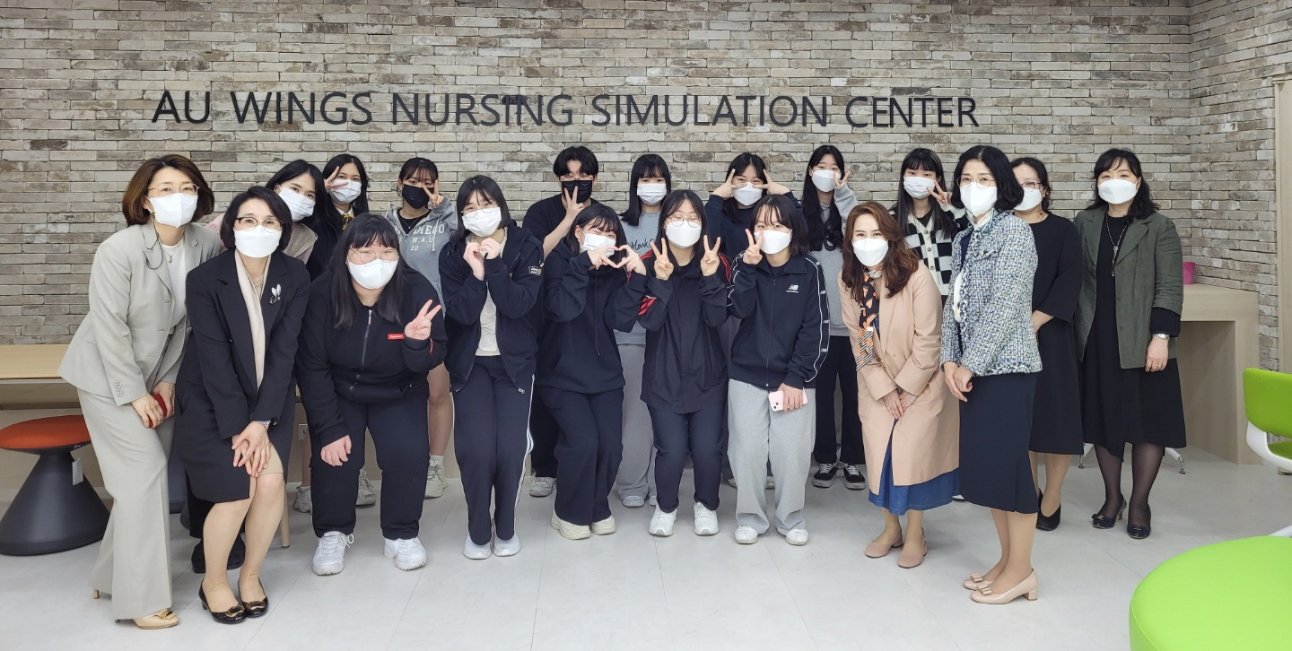 안산대학교 간호학과 교수진과 부곡고등학교 학생들 단체사진