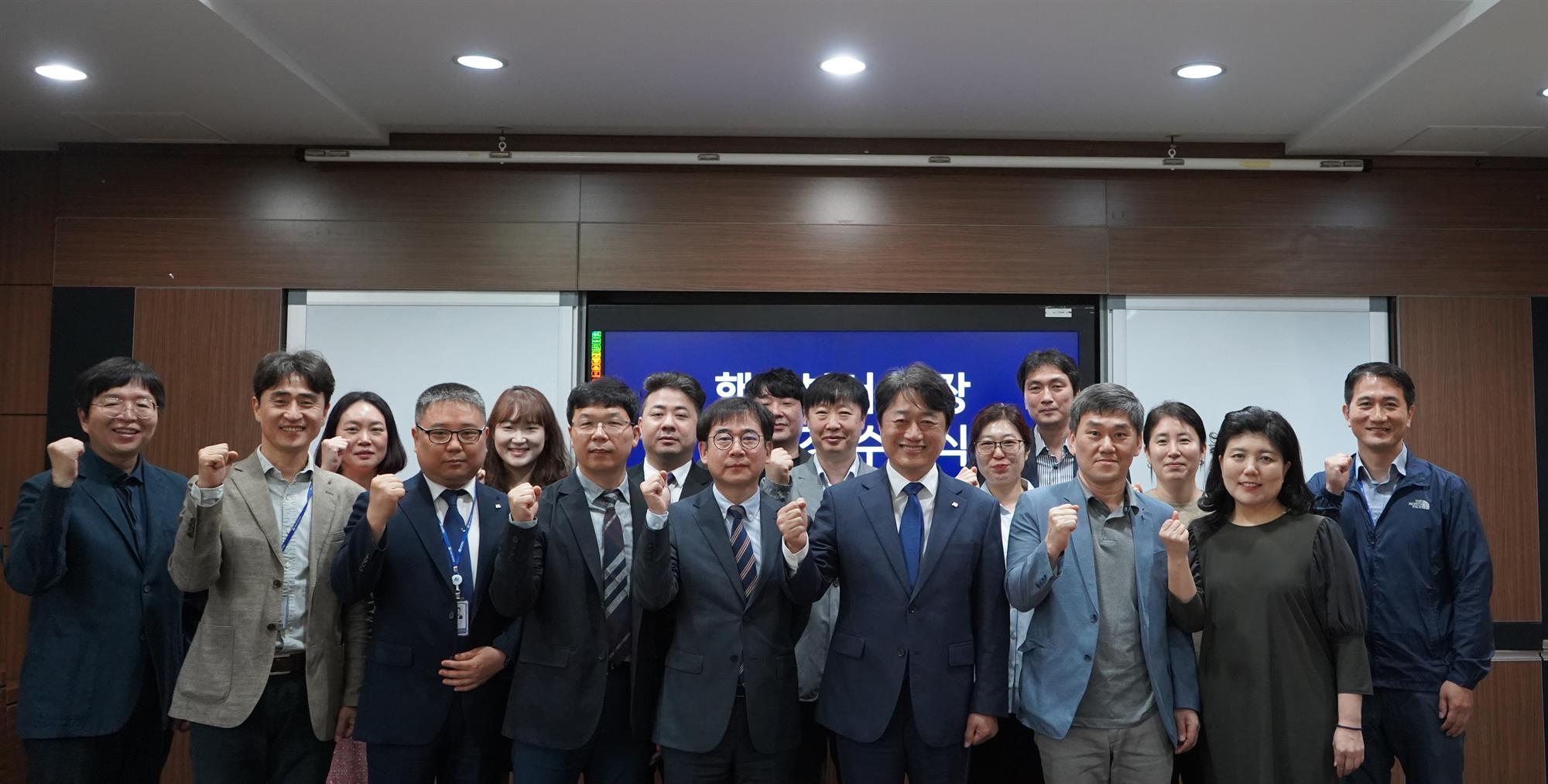 윤동열 총장과 팀장들이 파이팅을 외치고 있다.