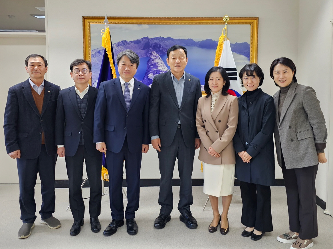 225_231107_안산대학교, 21대 국회 교육위원회 위원장 김철민 의원과 전문대학 발전방안 논의.jpg