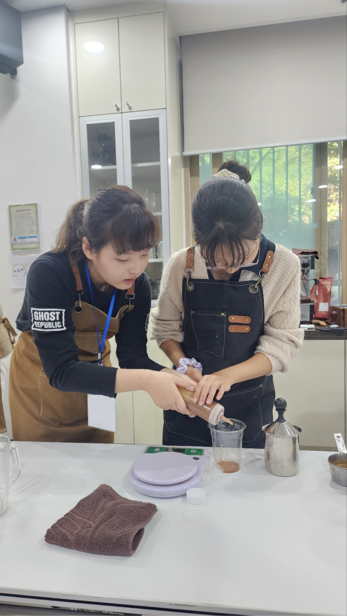 254_241014_안산대학교 식품영양학과, 에이블자립학과와 함께하는 아이스 카라멜마키아토 멘토링 교육 봉사 실시.jpg