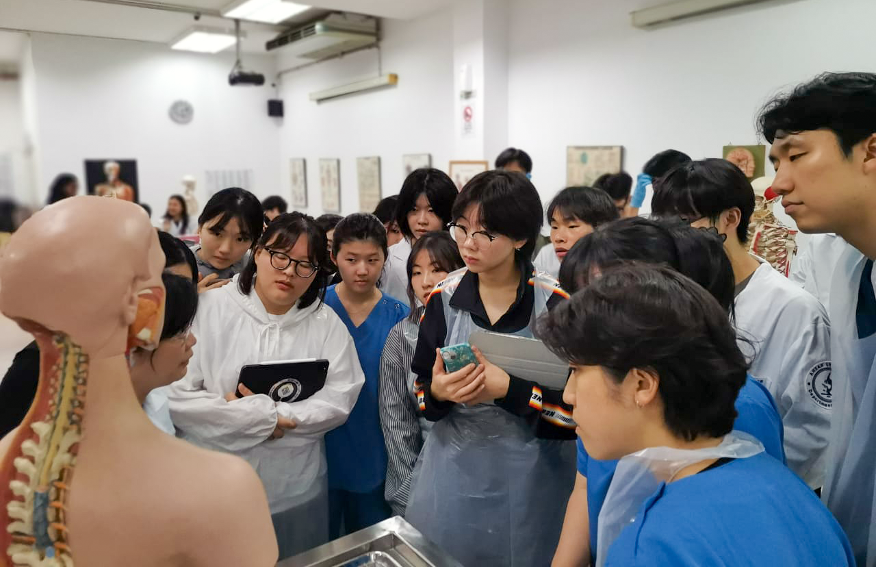 368_251001_안산대학교 2025년 글로벌현장학습 참가 학생들 해외 대학에서 성공적 적응 및 수업 참여 중2.png