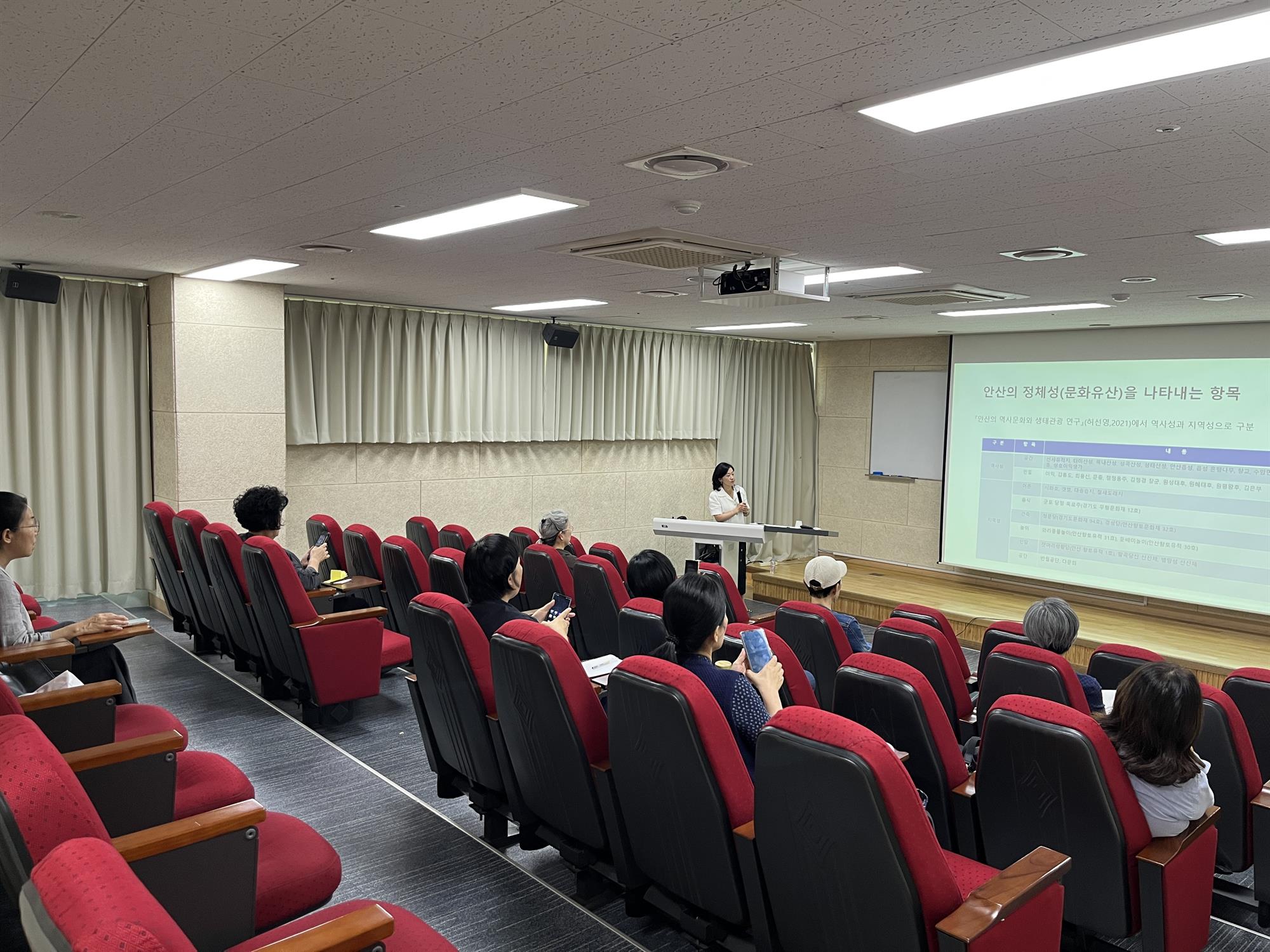 407_251028_안산대학교 호텔관광학과 허선영 교수 안산시 평생학습관서 ‘안산 역사문화유산 교육’ 진행.jpg