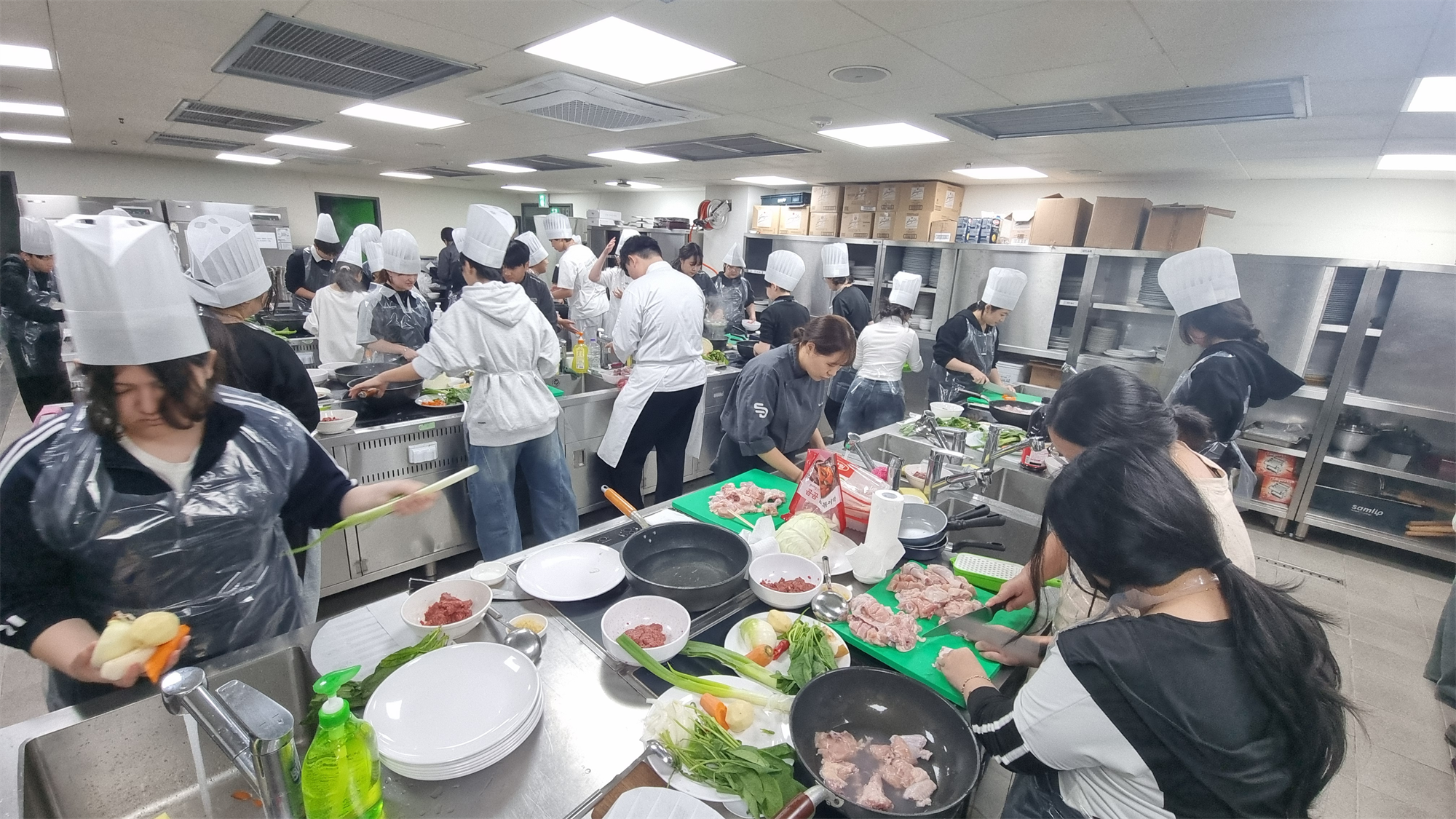 434_251103_안산대학교 고려인 중학생 대상 진로직업체험 프로그램 진행2.png