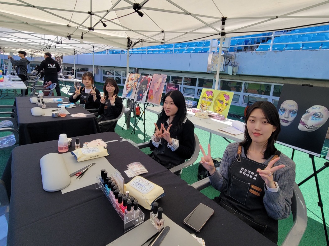 440_251105_안산대학교 뷰티아트과 ‘2025 제3회 안산유니온페스티벌’에서 네일아트 지원1.jpg