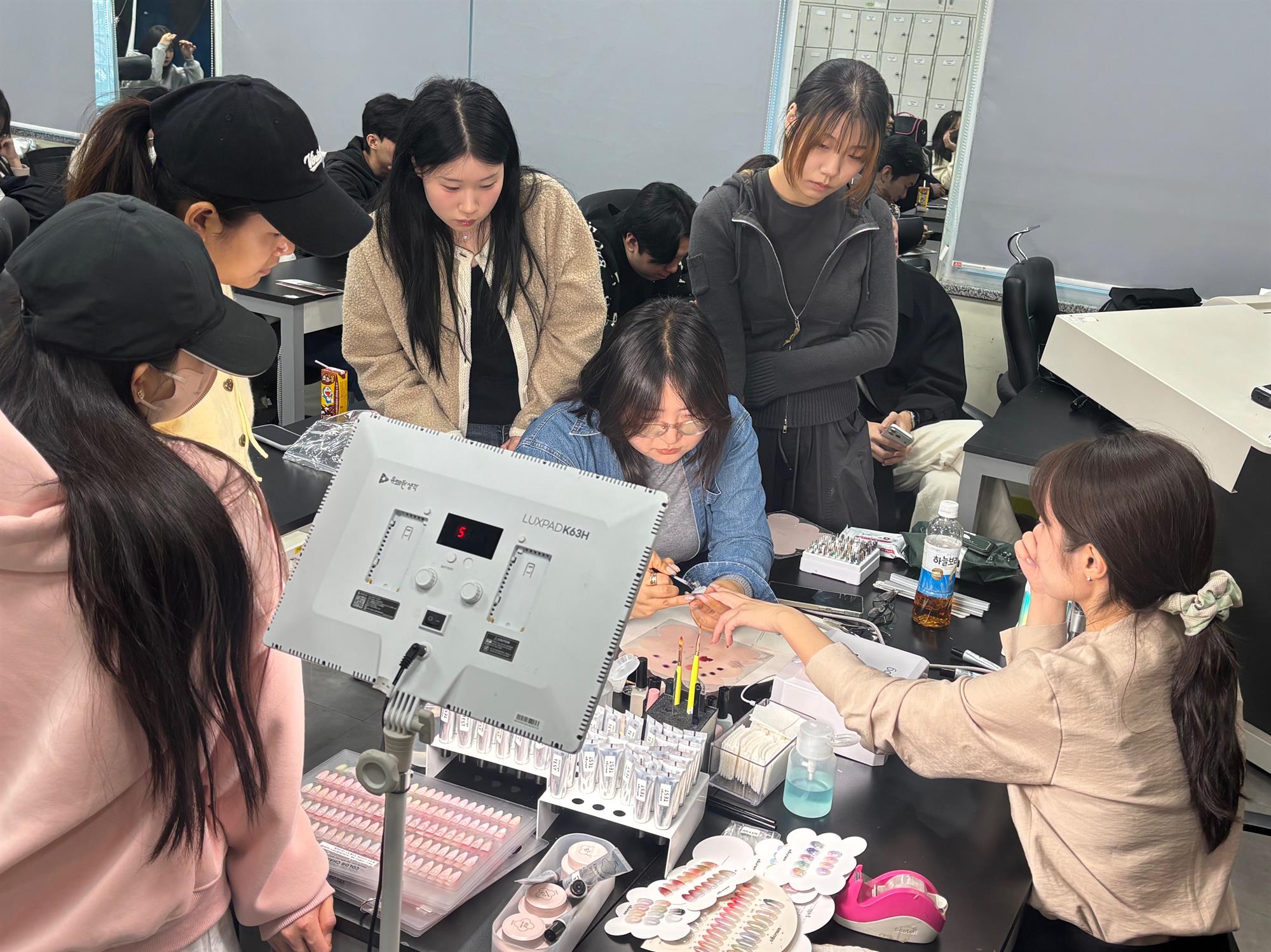 455_251111_안산대학교 뷰티아트과 세계 네일 챔피언 서상미 원장 초청 ‘직무능력 향상 네일 특강’ 개최.jpg