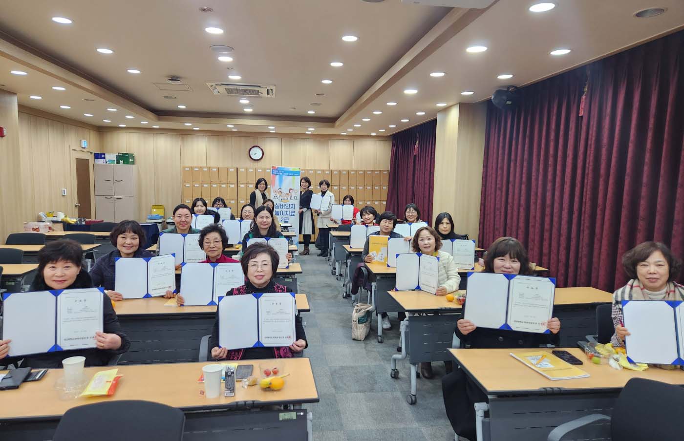 527_251208_안산대학교 RISE사업단 지역사회 맞춤형 비학위과정 「실버인지놀이치료 2급」 성료.jpg