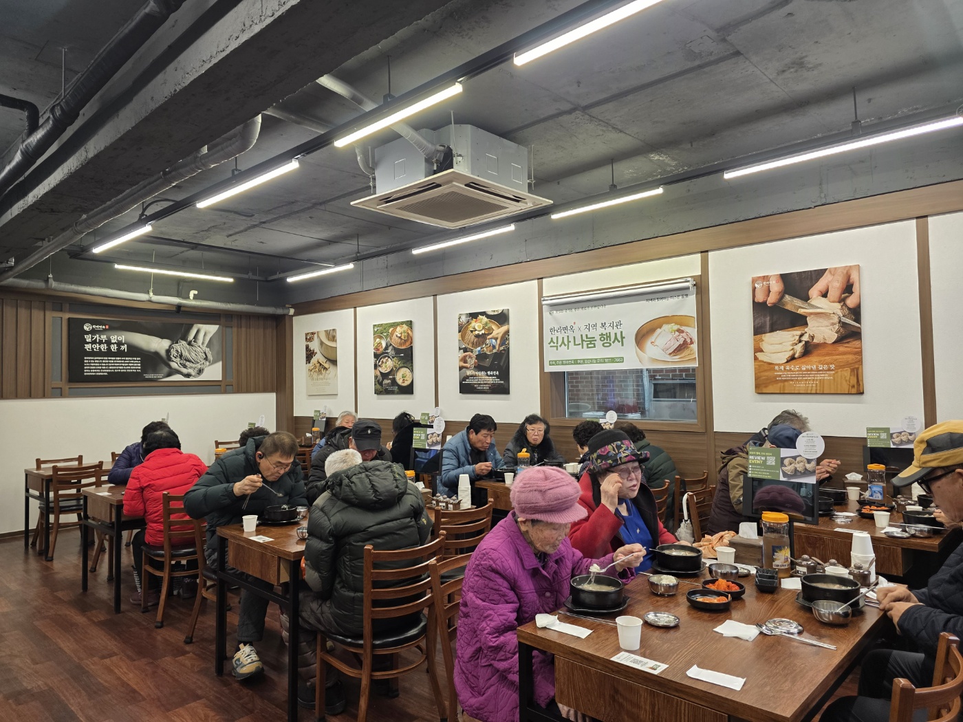 560_251218_안산대학교 호텔조리학과 산학협력업체와 함께 식사 나눔·김치 전달 봉사 진행2.jpg