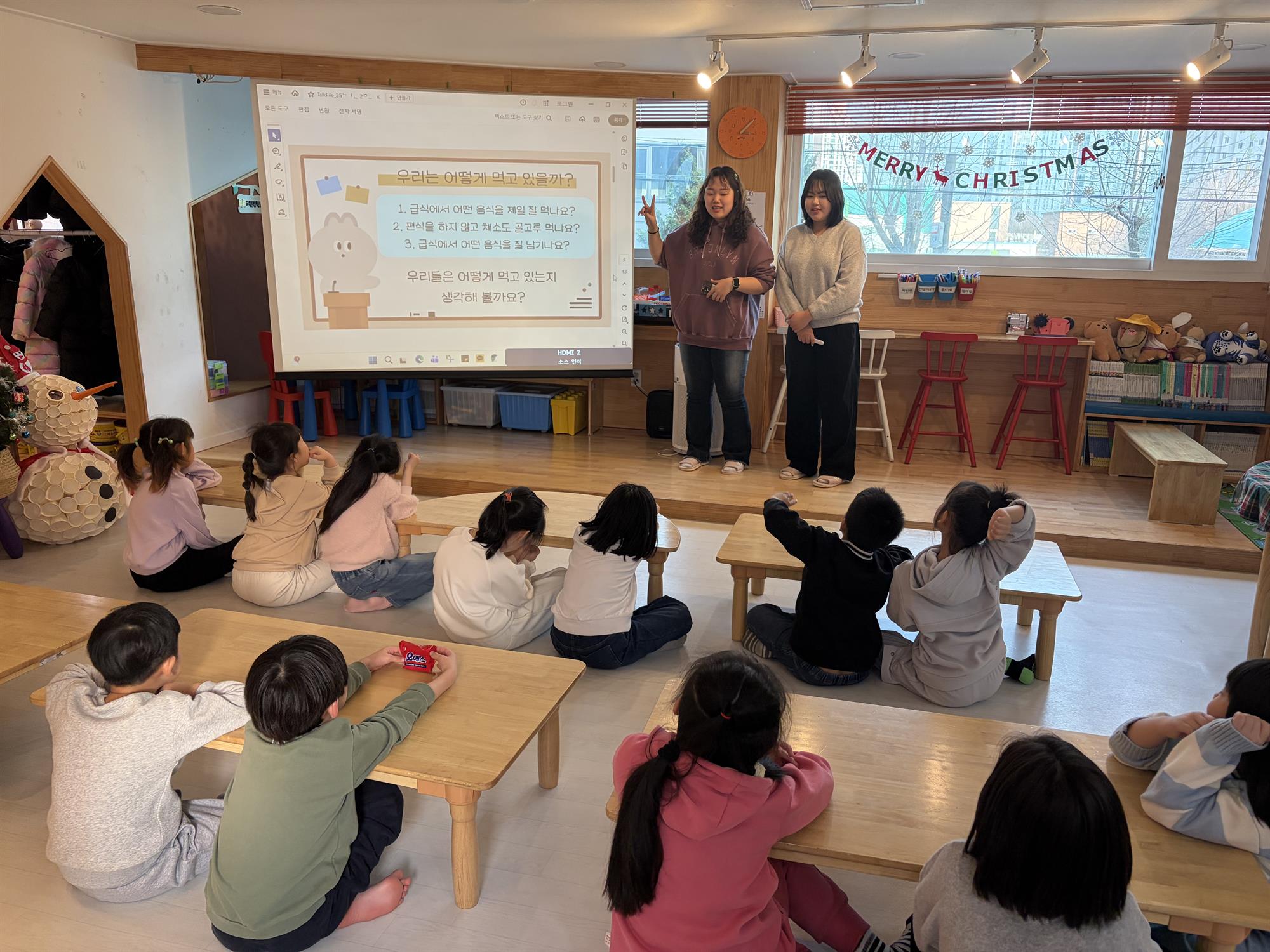 570_251222_안산대학교 식품영양학과 퍼포먼스 동아리 원곡 가치키움센터서 아동 대상 영양 교육 봉사 실시.jpg