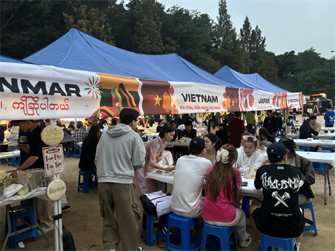 안산대학교 외국인 유학생 축제에서 자국 음식 판매로 문화 교류의 장 열어