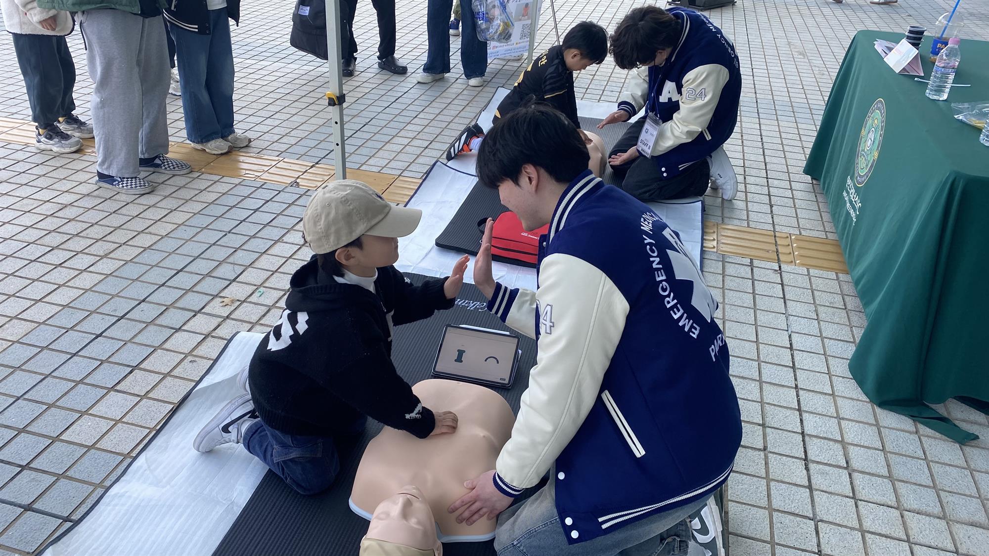 059_260407 안산대학교 응급구조학과, 안산그리너스 FC 홈 개막전서 의료지원 및 응급처치 체험부스 운영.jpg