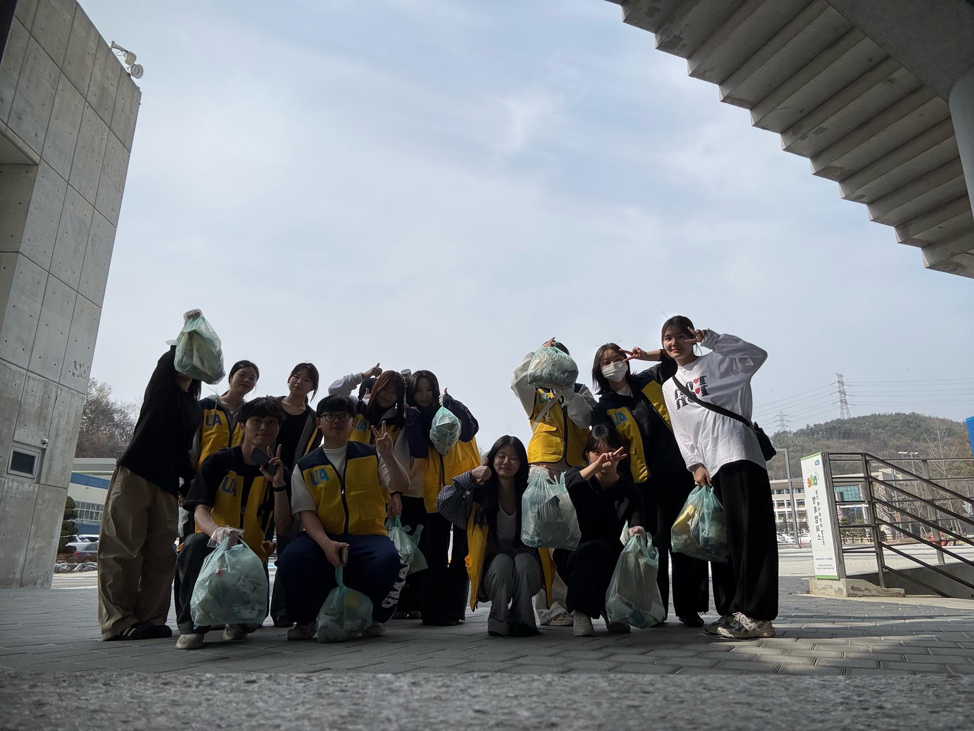 062_260409 안산대학교 간호학과 다문화웰니스동아리, 고혈압·당뇨병 예방 위한 플로깅 캠페인 실시.jpg