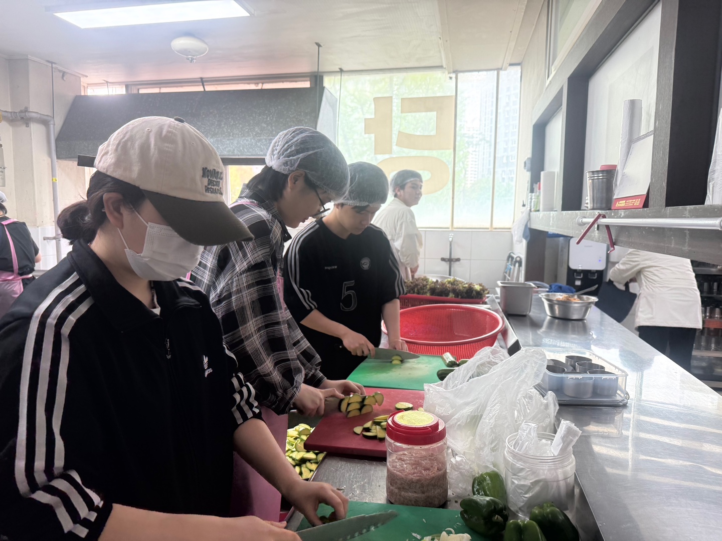 122_260507 안산대학교 식품영양학과 퍼포먼스 동아리, 선부경로식당 배식 봉사 실시.jpg