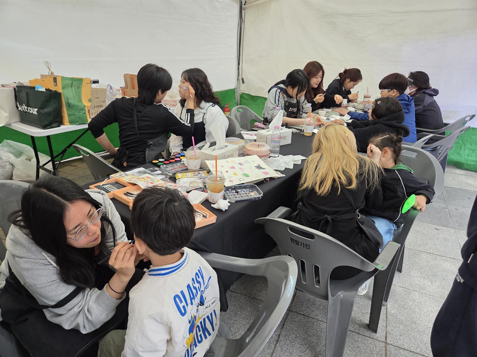 126_260507 안산대학교 뷰티아트과, 안산국제거리극축제서 빛난 뷰티 재능기부.jpg
