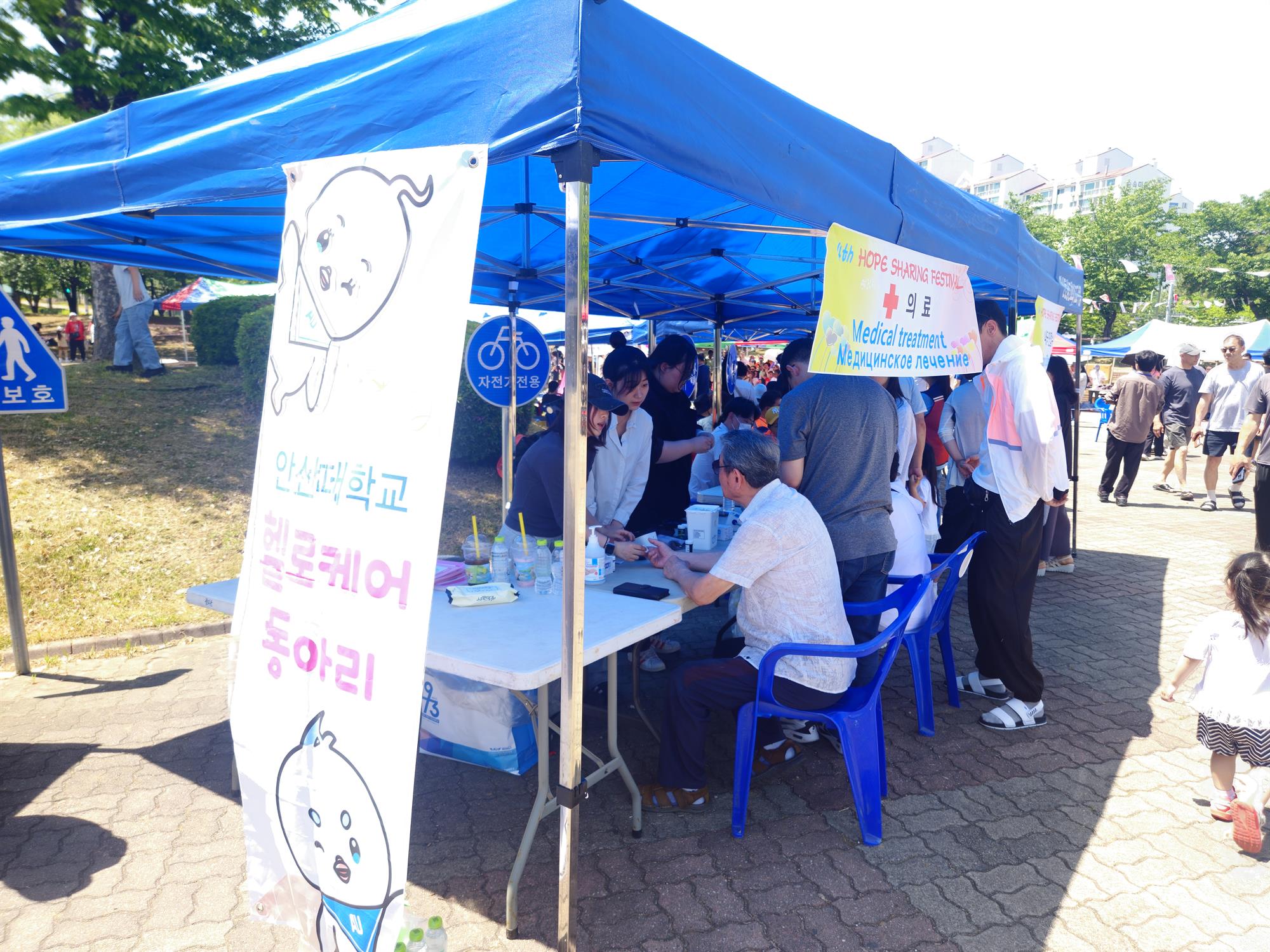 159_260520 안산대학교 간호학과 ‘헬로케어’ 동아리, 언어 장벽 넘은 현장 중심 간호 봉사 전개1.jpg