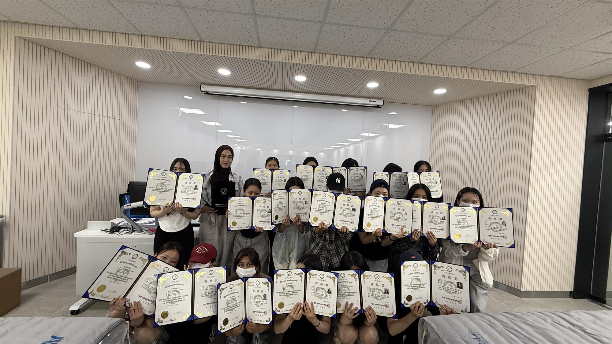 227_260618 안산대학교 의료미용과, 재학생 대상 ‘아로마 상담사 자격증’ 수여식 개최.jpg