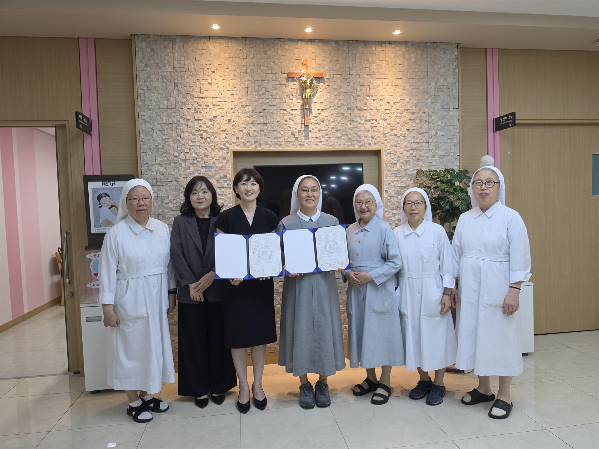 348_260901 안산대학교, 안산빈센트의원과 지역사회 건강증진 위한 산학협력 협약 체결.jpg